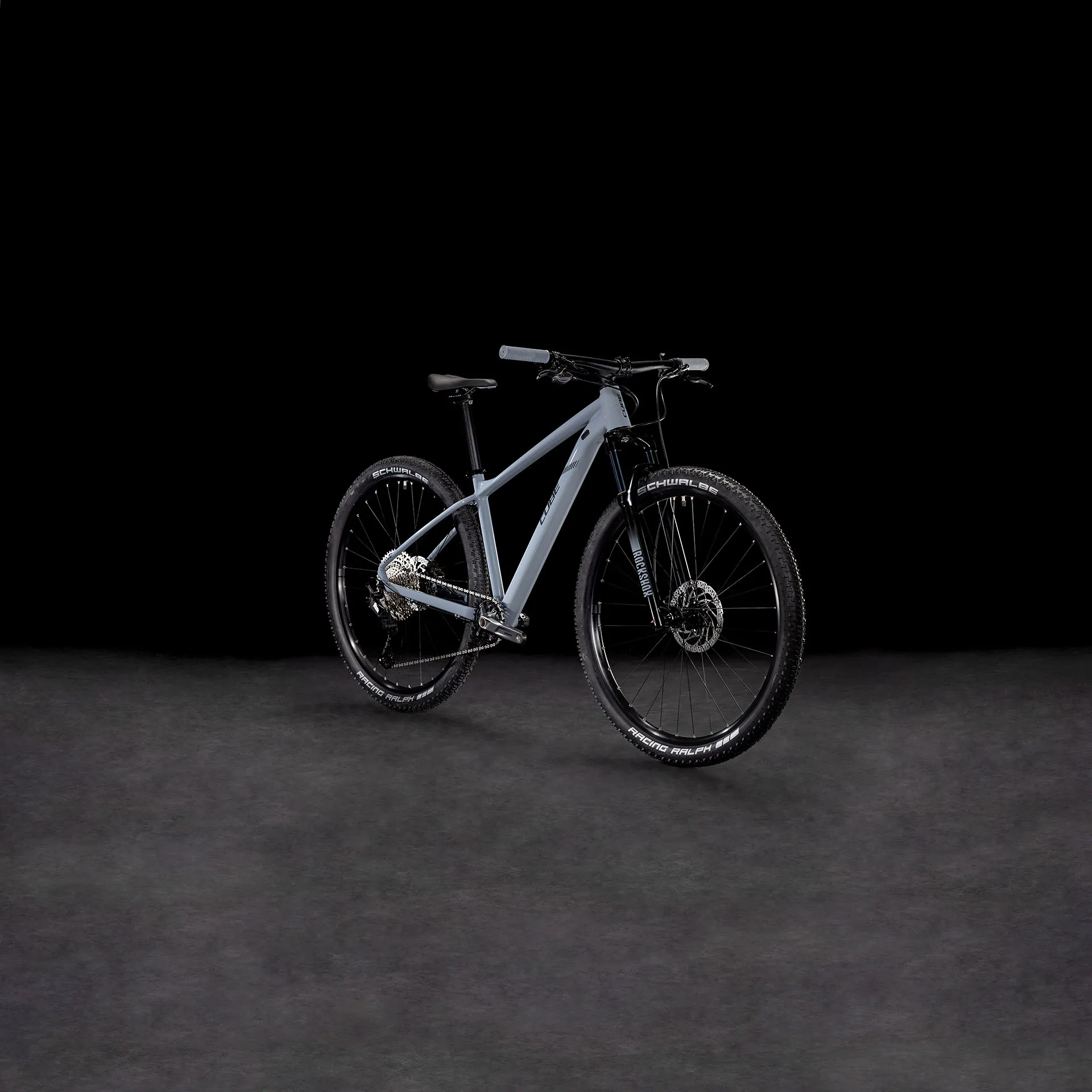 BICICLETA CUBE REACTION PRO SMOKE N BLACK 2025